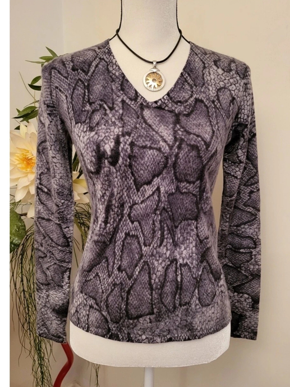 Neiman Marcus Exclusive 100% Cashmere Grey Snakeskin Python V-Neck Sweater SizeM